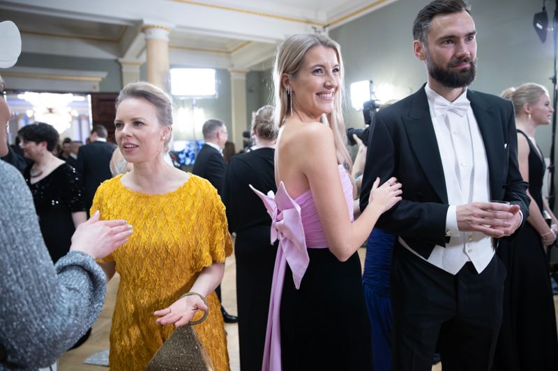 Alma Pöysti och Tim Sparv med flickvännen Jitka Novackova var välfotograferade under kvällen.