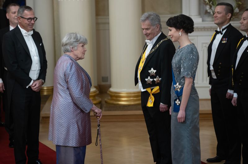 Klockan 19 fick minister Elisabeth Rehn som första gäst skaka hand med presidenten. Det var efter en viss tvekan hon sträckte fram handen, men då valet sedan var fattat följde alla övriga gäster henne och hälsade traditionellt.