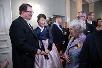 Elisabeth Rehn passade på att hälsa på THL:s tidigare hälsosäkerhetsdirektör Mika Salminen tillsammans med avecen Taeun Yang.