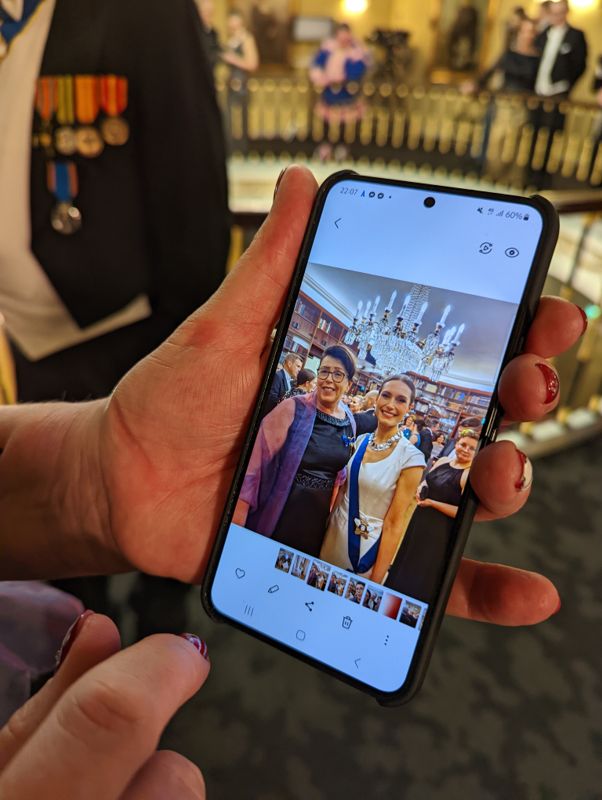 Åländska lantrådet Veronica Thörnroos fick en bild av sig med statsminister Sanna Marin. Hon och den åländska delegationen har tillbringat dagen på stan och gjort sig festfina. – Svindyrt, säger Thörnroos om festfrisyren.