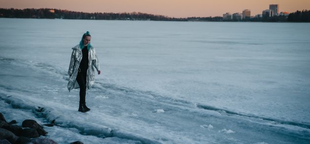 Vinterstämningar med Emma Raunio och Wegelius kammarstråkar ingår i årets utbud av ny julmusik.