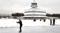 Skridskoåkare utanför Malms terminalbyggnad i fjol. Flygningarna upphörde för några år sedan.