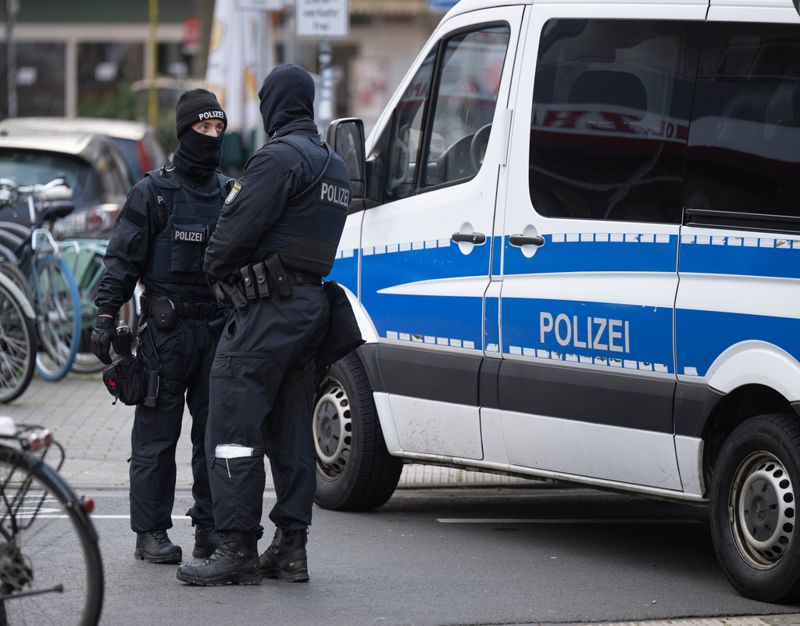Polisen har gripit minst 25 personer under en serie tillslag mot en högerextremistisk grupp i Tyskland. Bilden är tagen i Frankfurt under onsdagen.
