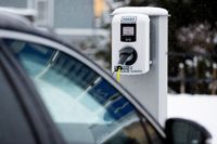 Enligt en ny lag måste större parkeringsplatser vid offentliga byggnader utrustas med laddningsstationer för elbilar fram till slutet av 2024. I Sibbo har man inlett arbetet för att uppfylla lagen.