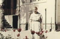 Lydia Stolze på Karelias bakgård. Familjen Stolze bodde i trähuset i bakgrunden innan det ersattes av nya byggnader för boende och butiker på Skillnadsgatan och Kungsgatan.