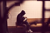 Användningen av droger och läkemedel bland unga har ökat alarmerande, och de som missbrukar har blivit allt yngre. Det här gick Raseborgs ungdomstjänster ut med i ett nödrop i sociala medier förra veckan.