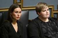 Statsminister Sanna Marin (SDP) och finansminister Annika Saarikko (C) i regeringens bås i riksdagen 7.12.2022. Kvintetten sammanträdde före riksdagens plenum och diskuterade de interna spelreglerna.