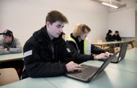 Emil Lassander och Lukas Lehtivaara studerar till bilmekaniker vid yrkesinstitutet Prakticum. De märker framför allt av läromedelsbristen på yrkesutbildningen när de får nya lärare eftersom den nya läraren inte vet vad de redan lärt sig.