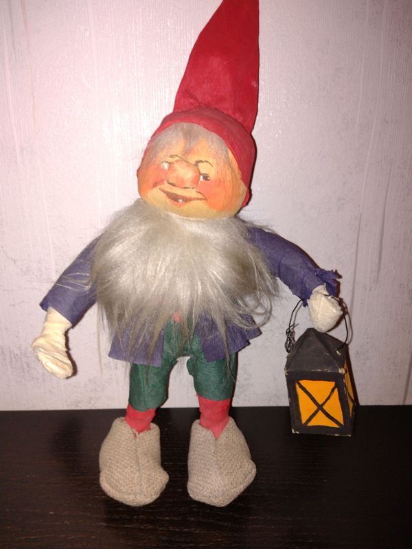 8 december "År 1973 flyttade jag till Pernå och började jobba på kommunkansliet. En av arbetskamraterna var Marita (Maja) Blomfelt från Gammelby. Under någon av mina första jular i Pernå fick jag denna handgjorda jultomte av henne. Jag vet ingenting om tomtens ursprung. Har hon kanske gjort den själv på någon Mi kurs eller liknande? Tomten är ca 35 cm hög med tomteluvan inräknad. Kläderna och luvan är gjorda av kräppapper. Om någon känner igen den här tomten så skulle jag gärna få veta mera om den."