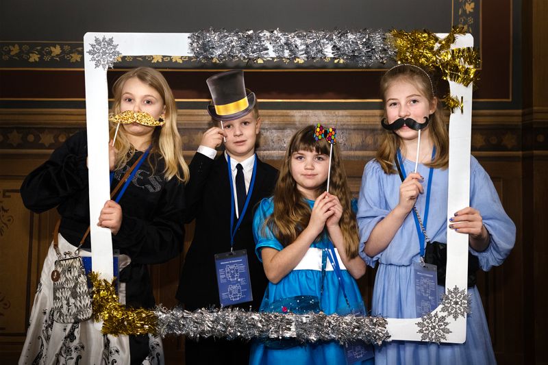 Elin Björkroos, Pontus Andersson, Rakel Karlsson och Hanna Christensen har alla haft den fantastiska turen att få sig en unik upplevelse och gå på självständighetsfest med självaste statsministern som värd.