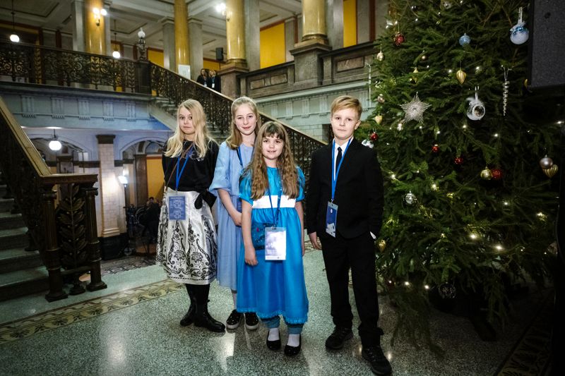 Elin Björkroos, Hanna Christensen, Rakel Karlsson och Pontus Andersson från Åland fick smyga upp för trappan i Ständerhuset redan innan välkomstprocessionen .