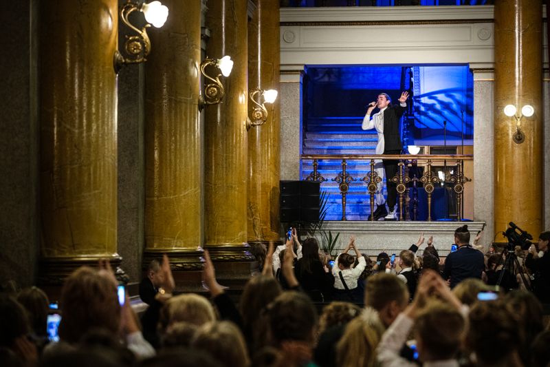 Robin Packalen uppträder på barnens självständighetsfest i Ständerhuset