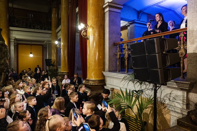 Sanna Marin håller tal på barnens självständighetsfest i Ständerhuset.