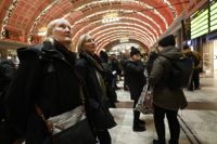 Många tågresenärer var strandsatta på grund av omfattande störningar i tågtrafiken i Sverige. Systrarna Margareta Mörck och Karin Andersson Dask väntade förgäves på Centralstationen i Stockholm.FREDRIK PERSSON/TT