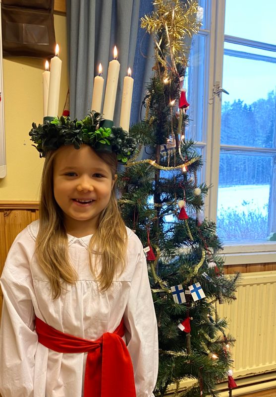 Här är Sibbos mini-lucia Mindi Rajala. Hon är 6 år och bor i Nickby. Sibbos mini-lucia lottas ut bland flickorna som går i förskola i Nickby barnträdgård och Mindi är redan den 58:de i ordningen. Kröningen skedde i Lilla Villan på luciadagen.