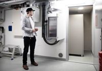 Ellagret i rummet till höger på bilden väger 1 500 kilo och är byggt av använda Teslabatterier. Oskari Jaakkola är vd för uppstartsföretaget Cactos som har utvecklat och levererat systemet.