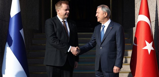 Antti Kaikkonen träffade sin turkiska kollega Hulusi Akar i Ankara på torsdagen. Kaikkonen förde fram att det skulle vara en ”vinn-vinn”- situation för Finland, Sverige, Turkiet och Nato, om Turkiet ratificerade Nato-ansökan.