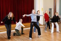 Repetitionerna är i full gång inför Borgå folkakademies julshow. Från vänster Catarina Korkman, Merete Lindholm, Dominique Pashley, Erika Willebrand, Niini Lundelius och Sandi Bengts.