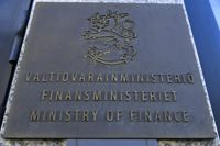Finansministeriets tjänstemän presenterade sin syn på de offentliga finanserna och Finlands skuldbörda 8.12. Tjänstemännen kom med många förslag, ett av dem var att tillåta terminsavgifter vid högskolor och universitet.