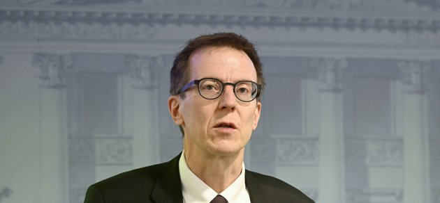 Lauri Kajanoja, koordinator för den ekonomiska politiken, säger att det är svårt att undvika åtgärder som varken skulle drabba den sociala tryggheten, vården eller skolorna.