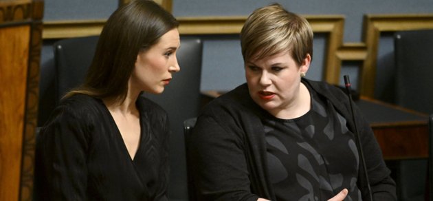 Statsminister sanna Marin (SDP) och finansminister Annika Saarikko (C) i regeringens bås i riksdagen 7.11.2022. Kvintetten sammanträdde före riksdagens plenum och diskuterade de interna spelreglerna. 