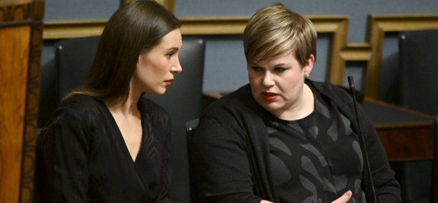 Statsminister sanna Marin (SDP) och finansminister Annika Saarikko (C) i regeringens bås i riksdagen 7.11.2022. Kvintetten sammanträdde före riksdagens plenum och diskuterade de interna spelreglerna.