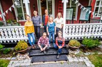 Lee Esselström, Camilla Forsén-Ström, Jim Björni, Nicke Aldén, Alexandra De Paoli , Elin Skagersten-Ström, Lena Gillberg är teamet bakom Strömsö.