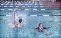 Plask i bassängen. Eleverna i årskurs 4 från Viherlaakson koulu i Esbo är duktiga på att simma, de flesta i klassen är simkunniga och får delta i undervisningen i stora bassängen. Senni Kotalampi och Pihla Hakamäki (till höger) lärde sig simma redan som små.