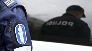 Helsingforspolisen fick på torsdagskvällen larm om en person med ett vapen i Kronohagen, men polispatrullerna kunde inte hitta någon som stämde överens med beskrivningen.