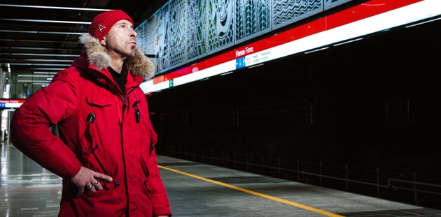 Den finlandssvenska designern Stefan Lindfors tog en titt på de offentliga konstverken längs med metrons nya stationer. Finno var första anhalten på åkturen.