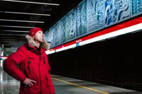 Den finlandssvenska designern Stefan Lindfors tog en titt på de offentliga konstverken längs med metrons nya stationer. Finno var första anhalten på åkturen.