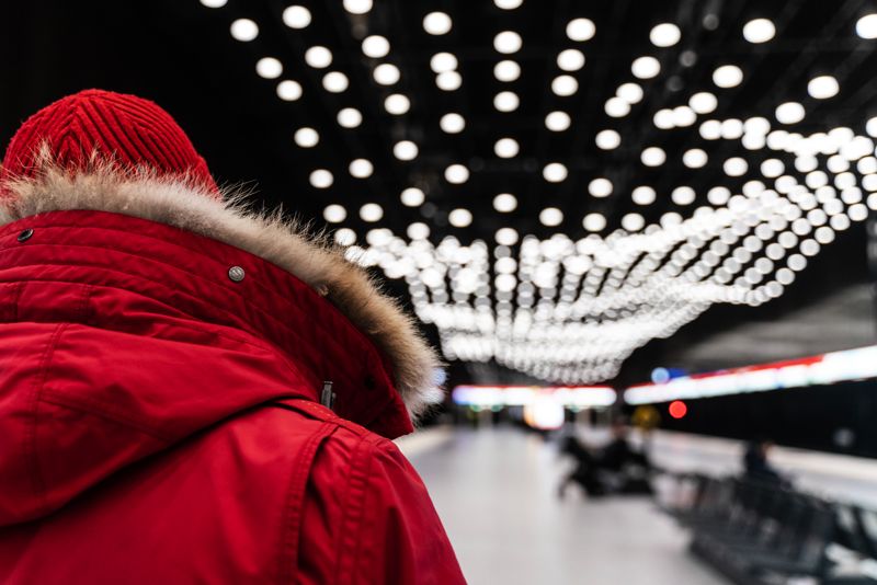Lamporna vid plattformen på Sökös metrostation ingår i Taneli Rautiainens konstverk Sfärerna.