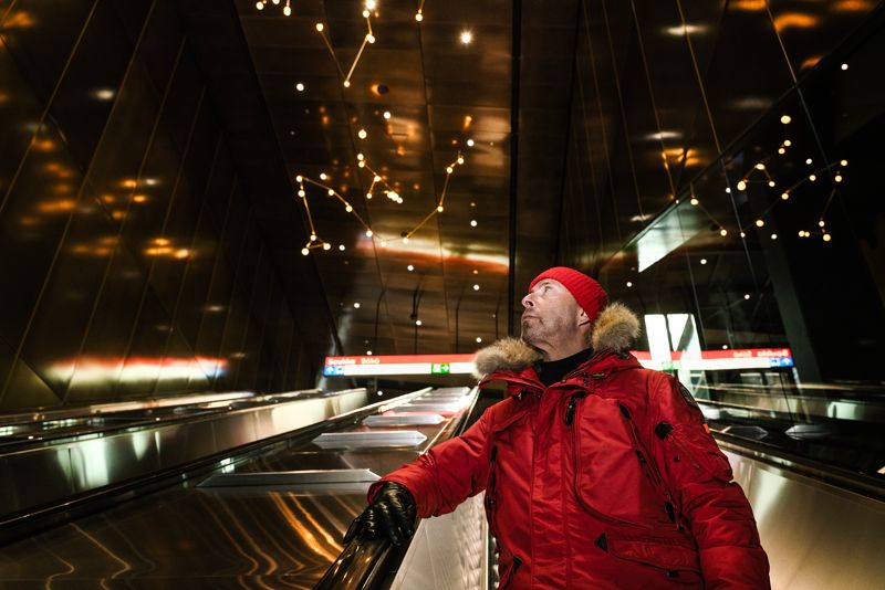 Stefan Lindfors tog rulltrappan upp i Sökö metrostation för att ta del av hela konstverket ”Sfärerna”.