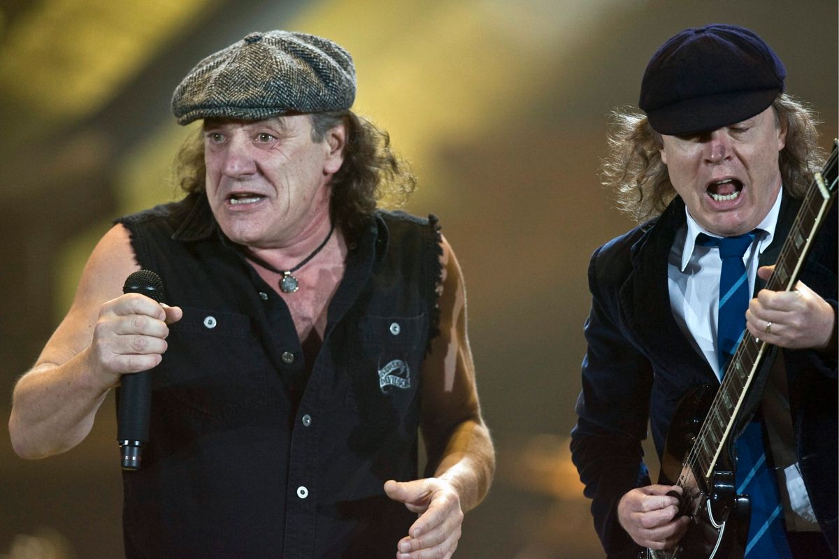 Brian Johnson på scen tillsammans med sin trogna kompanjon, gitarristen Angus Young.