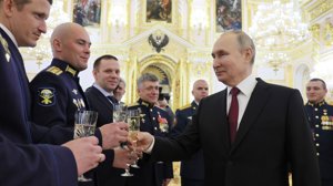 Ryske presidenten Vladimir Putin vid en ceremoni i Kreml på torsdagen, där medaljer delades ut.