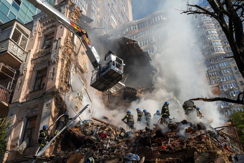 Delar av en byggnad har kollapsat efter en drönarattack i Kiev i mitten av oktober.