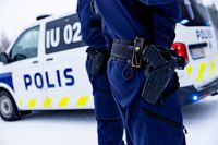Polis. Fotograferad under ett arrangerat fototillfälle för pressen. Vanda.