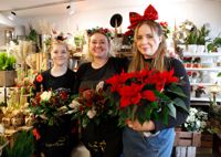 Nora Welroos, Susan Brown och Frida Mård vid Floranita i Sibbo tror på en livlig julsäsong.