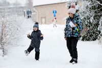 Liudmyla Tolobystiuk och sonen Tymofii har valt att lära sig svenska så länge de bor i Finland. I Borgå kan båda träna dagligen – han i förskolan och hon i Borgå folkakademi, Akan.