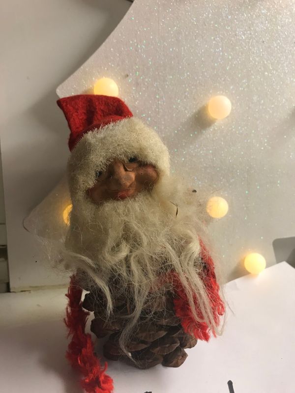 11 december "Detta är min älskade tomte. Den är den enda som får stå på bordet under julen. Tomten är en barndomstomte som min faster hämtat från Sverige i början av 60-talet och den är helt underbar."