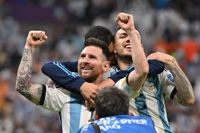 Argentinas Lionel Messi firar fredagens seger.