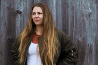 I debutboken Konsten att inte hitta sig själv på Bali skildrar Zandra Lundberg hur det har varit att leva med psykisk ohälsa sedan barnsben, att krascha totalt och att ständigt vänta på att livet ska börja. – Om vi i dag skulle åka över till några kompisar kan jag stundtals känna att ”nu är det härligt”. Men det är svårt för mig att vara i de där stunderna.