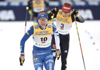 Kerttu Niskanen och Jessica Diggins under världscupens premiär i Ruka i november.
