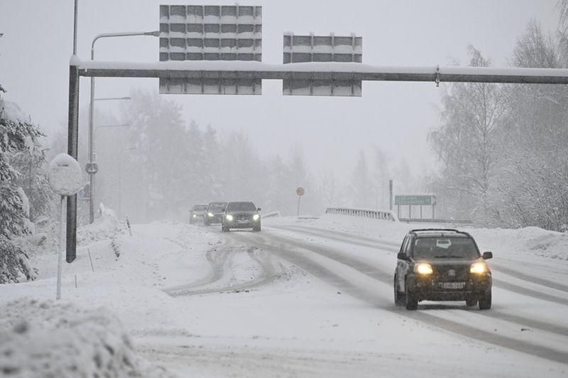 Ett tjockt snötäcke täcker redan nu stora delar av Södra Finland och under måndagskvällen kommer det ställvis 20 centimeter nysnö till. Det kommer att påverka väglaget och körföret förutspås bli dåligt i Nyland och Tavastland.