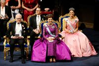 Kung Carl XVI Gustaf, kronprins Daniel, drottning Silvia och kronprinsessan Victoria under Nobelprisceremonin i Stockholm i december.