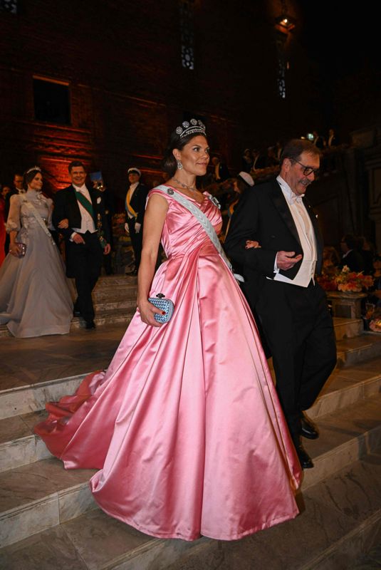 Kronprinsessan Victoria satt bredvid Nobelprisvinnaren i fysik, professor Alain Aspect från Frankrike.