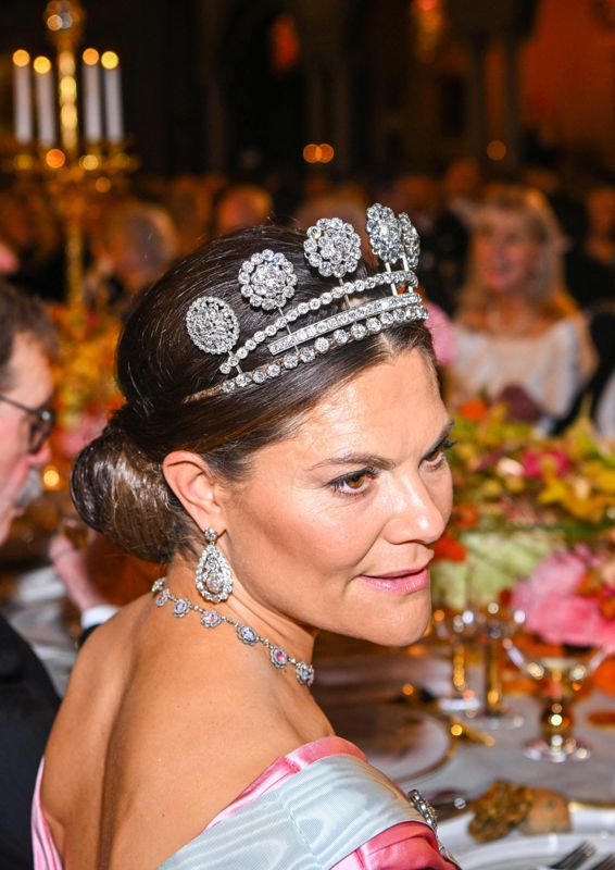 Till klänningen bar Victoria favoritsmycket Karl Johan-diademet. De vackra briljantörhängena är Vasaörhängena.