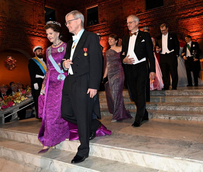 Drottning Silvia tillsammans med Carl-Henrik Heldin, styrelseordförande för Nobelstiftelsen.