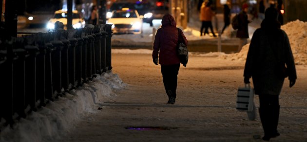 Gatuvåldet har ökat trots att gärningsmännen är färre än förut. Regeringen och oppositionen är oense om orsakerna till fenomenet.