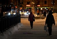 Gatuvåldet har ökat trots att gärningsmännen är färre än förut. Regeringen och oppositionen är oense om orsakerna till fenomenet.
